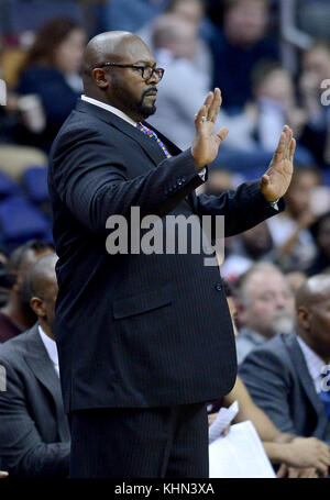 Washington, DC, USA. 18 Nov, 2017. 20171118 - Maryland Eastern Shore Head Coach BOBBY COLLINS leitet seine Spieler gegen Georgetown in der zweiten Hälfte in der Hauptstadt zu einer Arena in Washington. Credit: Chuck Myers/ZUMA Draht/Alamy leben Nachrichten Stockfoto