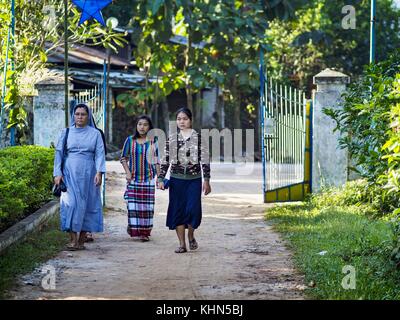 Hwambi, Region Yangon, Myanmar. November 2017. Eine Nonne geht in die katholische Kirche des Heiligen Herzens in Hwambi, etwa 90 Minuten nördlich von Yangon, vor dem Messsonntag. Katholiken in Myanmar bereiten sich auf den Besuch von Papst Franziskus vor. Er kommt vom 27. Bis 30. November in das buddhistische Mehrheitsland. In Myanmar gibt es etwa 500.000 Katholiken, etwa 1 % der Bevölkerung. Der Katholizismus wurde ursprünglich vor mehr als 500 Jahren von portugiesischen Missionaren und Händlern in das heutige Myanmar gebracht. Quelle: Jack Kurtz/ZUMA Wire/Alamy Live News Stockfoto