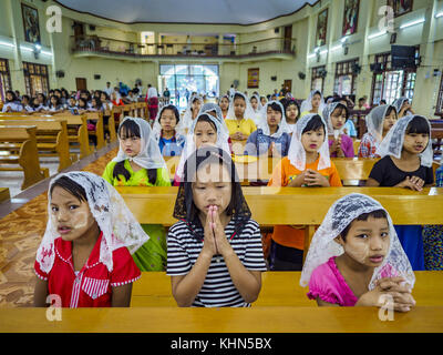 Hwambi, Region Yangon, Myanmar. November 2017. Kinder beten in der katholischen Kirche des Heiligen Herzens in Hwambi, etwa 90 Minuten nördlich von Yangon, vor dem Messsonntag. Katholiken in Myanmar bereiten sich auf den Besuch von Papst Franziskus vor. Er kommt vom 27. Bis 30. November in das buddhistische Mehrheitsland. In Myanmar gibt es etwa 500.000 Katholiken, etwa 1 % der Bevölkerung. Der Katholizismus wurde ursprünglich vor mehr als 500 Jahren von portugiesischen Missionaren und Händlern in das heutige Myanmar gebracht. Quelle: Jack Kurtz/ZUMA Wire/Alamy Live News Stockfoto