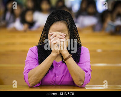 Hwambi, Region Yangon, Myanmar. November 2017. Eine Frau betet in der katholischen Kirche des Heiligen Herzens in Hwambi, etwa 90 Minuten nördlich von Yangon, vor der Messe am Sonntag. Katholiken in Myanmar bereiten sich auf den Besuch von Papst Franziskus vor. Er kommt vom 27. Bis 30. November in das buddhistische Mehrheitsland. In Myanmar gibt es etwa 500.000 Katholiken, etwa 1 % der Bevölkerung. Der Katholizismus wurde ursprünglich vor mehr als 500 Jahren von portugiesischen Missionaren und Händlern in das heutige Myanmar gebracht. Quelle: Jack Kurtz/ZUMA Wire/Alamy Live News Stockfoto