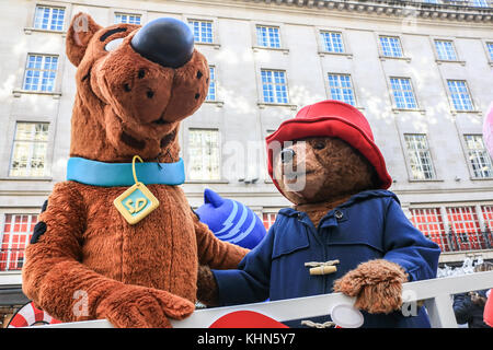 London, Großbritannien. 19. November 2017. Die jährliche hamleys Weihnachten Spielzeug Parade, die entlang der Regent Street und traditionell zieht große Menschenmengen. die Parade durch die Welt-berühmten hamleys Toy Store verfügt über 50 der beliebtesten Kinder der Nation Zeichen zusammen mit 400 Animateure, Blaskapelle und riesigen Ballons. Die Parade ist auf der Macy jährliche Thanksgiving Parade in New York modelliert Stockfoto