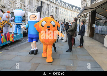 London, Großbritannien. 19. November 2017. Die jährliche hamleys Weihnachten Spielzeug Parade, die entlang der Regent Street und traditionell zieht große Menschenmengen. die Parade durch die Welt-berühmten hamleys Toy Store verfügt über 50 der beliebtesten Kinder der Nation Zeichen zusammen mit 400 Animateure, Blaskapelle und riesigen Ballons. Die Parade ist auf der Macy jährliche Thanksgiving Parade in New York modelliert Stockfoto