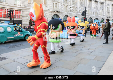 London, Großbritannien. 19. November 2017. Die jährliche hamleys Weihnachten Spielzeug Parade, die entlang der Regent Street und traditionell zieht große Menschenmengen. die Parade durch die Welt-berühmten hamleys Toy Store verfügt über 50 der beliebtesten Kinder der Nation Zeichen zusammen mit 400 Animateure, Blaskapelle und riesigen Ballons. Die Parade ist auf der Macy jährliche Thanksgiving Parade in New York modelliert Stockfoto