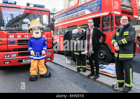 London, Großbritannien. 19. November 2017. Die jährliche hamleys Weihnachten Spielzeug Parade, die entlang der Regent Street und traditionell zieht große Menschenmengen. die Parade durch die Welt-berühmten hamleys Toy Store verfügt über 50 der beliebtesten Kinder der Nation Zeichen zusammen mit 400 Animateure, Blaskapelle und riesigen Ballons. Die Parade ist auf der Macy jährliche Thanksgiving Parade in New York modelliert Stockfoto