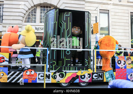 London, Großbritannien. 19. November 2017. Die jährliche hamleys Weihnachten Spielzeug Parade, die entlang der Regent Street und traditionell zieht große Menschenmengen. die Parade durch die Welt-berühmten hamleys Toy Store verfügt über 50 der beliebtesten Kinder der Nation Zeichen zusammen mit 400 Animateure, Blaskapelle und riesigen Ballons. Die Parade ist auf der Macy jährliche Thanksgiving Parade in New York modelliert Stockfoto