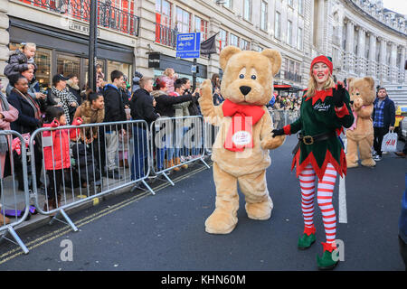 London, Großbritannien. 19. November 2017. Die jährliche hamleys Weihnachten Spielzeug Parade, die entlang der Regent Street und traditionell zieht große Menschenmengen. die Parade durch die Welt-berühmten hamleys Toy Store verfügt über 50 der beliebtesten Kinder der Nation Zeichen zusammen mit 400 Animateure, Blaskapelle und riesigen Ballons. Die Parade ist auf der Macy jährliche Thanksgiving Parade in New York modelliert Stockfoto