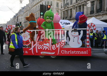 London, Großbritannien. 19. November 2017. hamleys Weihnachten Spielzeug Parade zurück Street für das dritte Jahr in Regent in diesem November, verwandelt die Straße in der Verkehrsfreien Familie Extravaganz. Achten Sie auf viel-Zeichen, liebte, farbenfrohen Umzugswagen, riesenballons und Santa in London, UK. Stockfoto