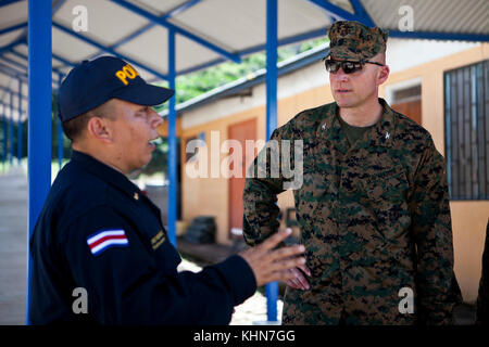 Costa Rica Subteniente José Rodriguez, Murcielago Offizier, gibt US Marine Oberst Michael V. Samarov, der Kommandant von Special Purpose Marine Air-Ground Task Force - südliche Befehl, eine Tour der Polizei Base Murcielago in Cuajiniquil, Costa Rica, 15. August 2017. Der Kommandant der SPMAGTF-SC besucht Costa Rica Mobile Training Team zwei, Befehl Element, SPMAGTF-SC zu überwachen, während sie die einen Mehrwöchigen Kurs für die Mitglieder des Gastlandes die Polizei. Die Marinesoldaten und Matrosen von SPMAGTF - SC sind zu Mittelamerika bereitgestellte Sicherheit Zusammenarbeit Schulung und engi durchzuführen Stockfoto