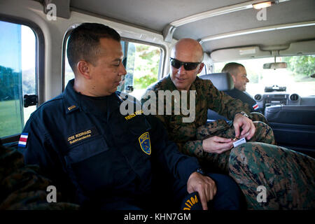 Us Marine Oberst Michael V. Samarov, der Kommandant von Special Purpose Marine Air-Ground Task Force - Southern Command, bietet Costa Rica Subteniente José Rodriguez, Murcielago Offizier, eine Herausforderung, die Münze an der Polizei Base Murcielago in Cuajiniquil, Costa Rica, 15. August 2017. Der Kommandant der SPMAGTF-SC besucht Costa Rica Mobile Training Team zwei, Befehl Element, SPMAGTF-SC zu überwachen, während sie die einen Mehrwöchigen Kurs für die Mitglieder des Gastlandes die Polizei. Die Marinesoldaten und Matrosen von SPMAGTF - SC sind zu Mittelamerika bereitgestellte Sicherheit Zusammenarbeit trainin durchzuführen Stockfoto