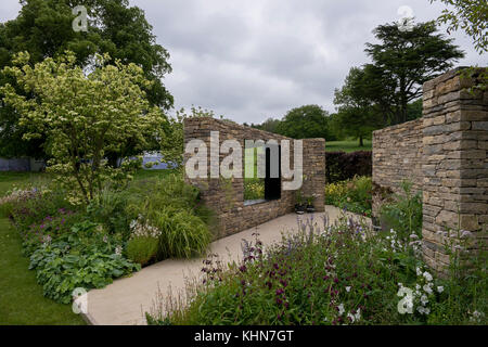 Wände Tierheim ruhigen, abgeschiedenen Bereich mit Pflanzen im Landhausstil Garten - Wedgewood Garten, RHS Chatsworth House Flower Show, Derbyshire, England, UK. Stockfoto