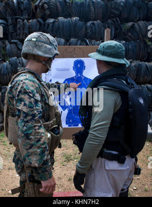 Us Marine Sgt. Jorge S. Calle, Infanterie Trainer mit Mobile Training Team zwei, Befehl Element, Special Purpose Marine Air-Ground Task Force - Southern Command, zeigt ein Mitglied der Costaricanischen Polizei schoss seiner Gruppe auf dem Zielsystem an der Polizei Base Murcielago in Cuajiniquil, Costa Rica, 15. August 2017. Die Mtt ist Unterricht grundlegende Treffsicherheit Fähigkeiten an den Host nation Polizei bei ihrem Aufenthalt in Costa Rica. Die Marinesoldaten und Matrosen von SPMAGTF - SC sind zu Mittelamerika bereitgestellte Sicherheit Zusammenarbeit Schulung und Engineering Projekte mit ihren Gegenstücken in mehreren Zentralen durchzuführen Stockfoto