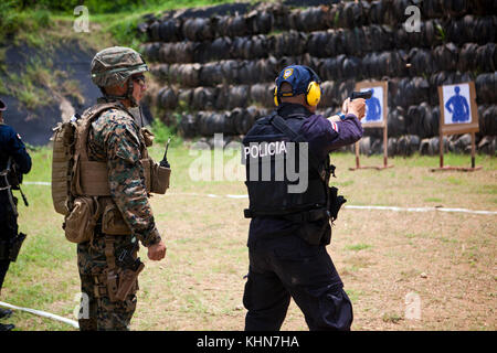 Us Marine Sgt. Robert J. Biorde, loslösung Personal noncommissioned Officer mit Mobile Training Team zwei, Special Purpose Marine Air-Ground Task Force - Southern Command, beauftragt die Mitglieder der Costaricanischen Polizei auf der Schusslinie an der Polizei Base Murcielago in Cuajiniquil, Costa Rica, 15 August, 2017. Die Mtt ist Unterricht grundlegende Treffsicherheit Fähigkeiten an den Host nation Polizei bei ihrem Aufenthalt in Costa Rica. Die Marinesoldaten und Matrosen von SPMAGTF - SC sind zu Mittelamerika bereitgestellte Sicherheit Zusammenarbeit Schulung und Engineering Projekte mit ihren Gegenstücken in severa durchzuführen Stockfoto