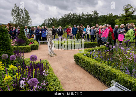 Die Mitglieder des public viewing Erfahrung & Derbyshire Peak District Garten'-RHS Flower Show, Chatsworth Chatsworth House, Derbyshire, England, UK. Stockfoto