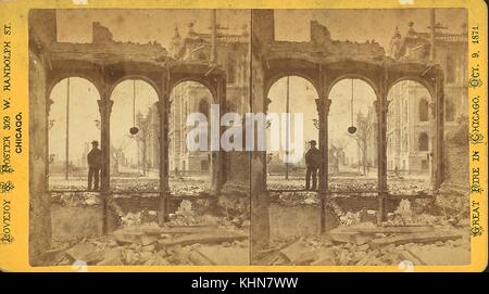 Court House, besichtigt durch Ruinen der östlichen Seite der Clark Street, Chicago, Illinois, 1871. Aus der New York Public Library. Stockfoto