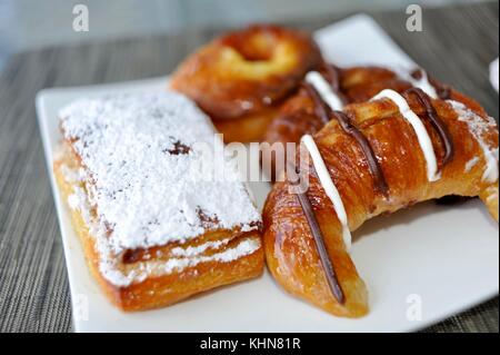 Frisch gebackene Croissants, berlinesa und andere Backwaren aus Churros Manolo Miami Restaurant in South Beach, Miami, Florida, USA. Stockfoto