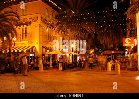 Geschäftige Menschenmassen im Restaurant und in der Einkaufsstraße von Espanola Way, historischen Spanischen Dorf von South Beach, Miami, Florida, USA. Stockfoto