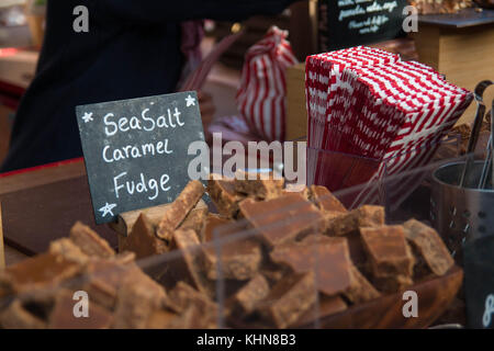 Gesalzene caramel Fudge, eine typisch englische behandeln, im Verkauf bei Borough Market, London Stockfoto