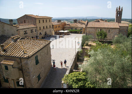 Romanische Chiesa di Santa Maria Assunta (die Kirche der Himmelfahrt der Jungfrau Maria) auf der Piazza Roma in mittelalterliche Stadt in Monteriggioni, Toskana, I Stockfoto