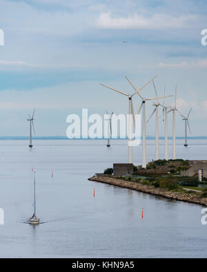 Windkraftanlagen am Eingang zum Hafen von Kopenhagen Stockfoto