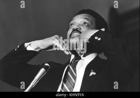 Jesse Jackson Kampagnen während sein Angebot im Jahr 1984 der Präsident der Vereinigten Staaten. Am 3. November 1983, Jackson verkündete seine Kampagne für den Präsidenten der Vereinigten Staaten bei der Wahl 1984 zum zweiten afrikanischen amerikanischen eine bundesweite Kampagne für Präsidenten zu montieren. in der Demokratischen Partei Primaries, Jackson, die von Experten als Randgruppe Kandidat mit wenig Chancen auf den Gewinn der Nominierung geschrieben worden, viele überrascht, als er den dritten Platz hinter Senator Gary Hart und ehemaligen Vizepräsidenten Walter Mondale nahm, der schließlich die Nominierung gewann. Stockfoto