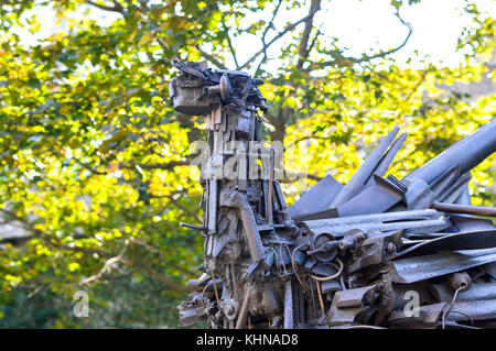 Montreal, Kanada - 1 Oktober, 2017: Bügeleisen Strauß Skulptur außerhalb des Montrealer Museum der bildenden Künste. Stockfoto