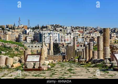 Jerash - die Stadt der 1000 Säulen - neben der modernen Jerash in Jordanien. Stockfoto