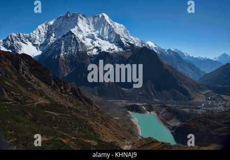 Mit Blick auf Birendra Tal und Kutang Himal an der tibetischen Grenze vom Manaslu Basecamp Trail, Nepal Stockfoto