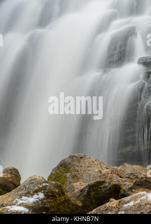 Schönen Blick auf den Wasserfall mit glattem Wasser, zwischen den Felsen und Steine, lange Belichtung Stockfoto