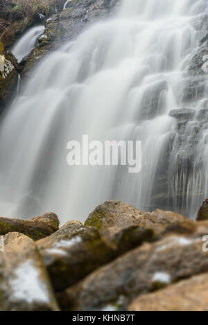 Schönen Blick auf den Wasserfall mit glattem Wasser, zwischen den Felsen und Steine, lange Belichtung Stockfoto