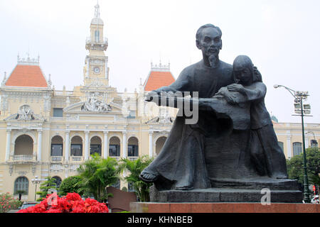 Statue von Ho shi Minh in der Nähe von Town Hall in Saigon, Vietnam Stockfoto