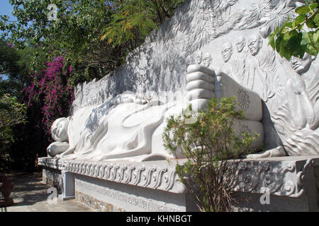 Weiß schlafenden Buddha auf dem Hügel in Nha Trang, Vietnam Stockfoto