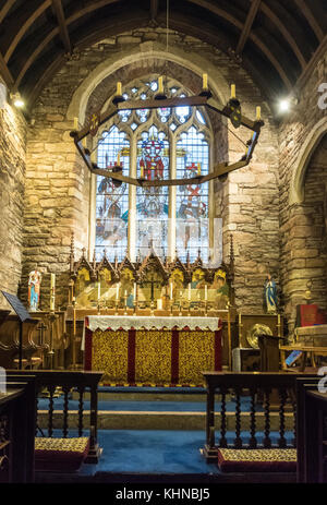 Der Altar der mittelalterlichen Cockington Pfarrkirche in Devon. November 2017 Stockfoto