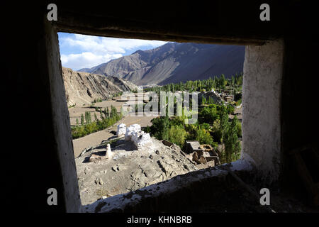 Ein Blick außerhalb ein kleines Fenster auf die Traditionelle Tibetische Häuser im Dorf von Alchi, Ladakh, Jammu und Kaschmir, Indien. Stockfoto