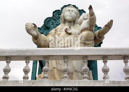 Weiße Statue der Jungfrau Maria auf dem Hügel in Navarredonda, Ecuador Stockfoto