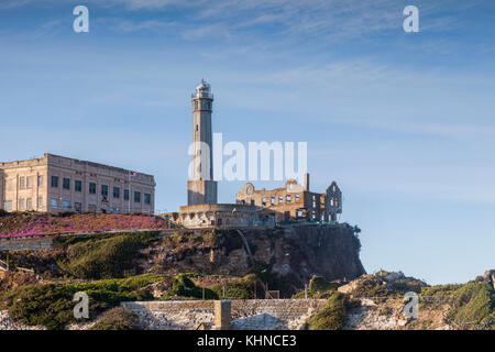 Alcatraz, zeigt der Ausgebrannten's Governor's Mansion und der Zelle blockieren. Stockfoto