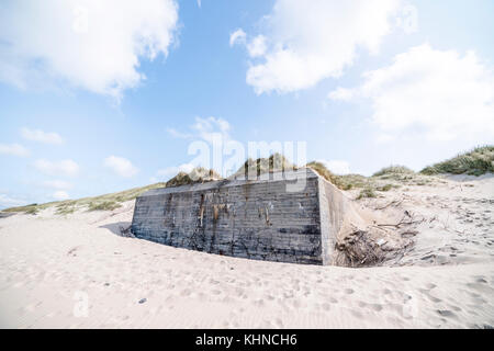 Bunker in einer Düne auf einen Strand in Dänemark ein aus dem 2. Weltkrieg Ruine Stockfoto