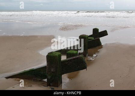 Blick Meer von tywyn Strand mit buhnen mit führenden Linien auf dem Sandstrand in den Vordergrund. Stockfoto