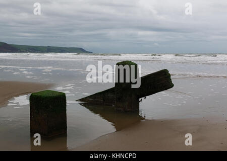 Blick Meer von tywyn Strand mit buhnen mit führenden Linien auf dem Sandstrand in den Vordergrund. Stockfoto