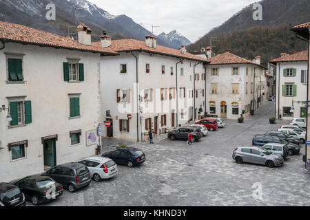 Blick auf den Hauptplatz der Altstadt in Venzone, Friaul, Italien Stockfoto