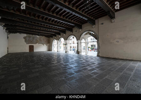 Der Portikus des mittelalterlichen Palastes des Rathauses in Venzone, Friaul, Italien Stockfoto