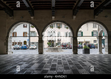 Der Portikus des mittelalterlichen Palastes des Rathauses in Venzone, Friaul, Italien Stockfoto