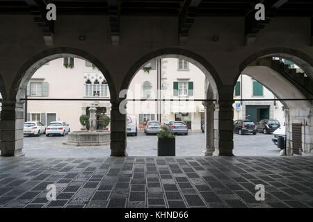 Der Portikus des mittelalterlichen Palastes des Rathauses in Venzone, Friaul, Italien Stockfoto