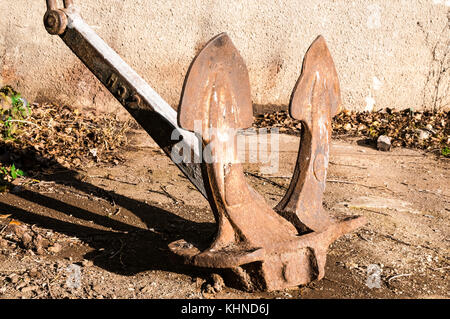 Alten rostigen Boot Anker am Ufer Stockfoto