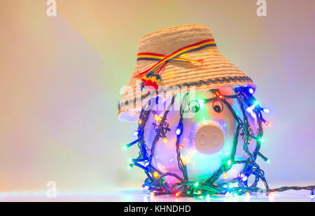 Piggy Bank in Weihnachten Lichterkette gewickelt Stockfoto