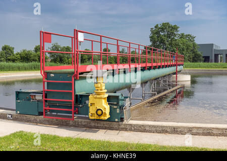 Abwasser in Nachklärbecken der Kläranlage Stockfoto