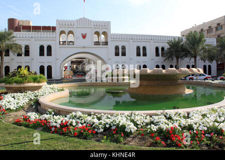 Brunnen, Blumen und Bahrain in Manama City Gate Stockfoto