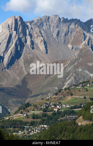 Stadt etroubles, Italien. Malerische Aussicht auf die Walliser Alpen, im Grande Roche Stockfoto