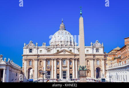 Saint Peter Basilika auf dem Petersplatz im Vatikan, Rom, Italien Stockfoto