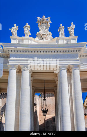 Architektonisches Detail auf dem Petersplatz im Vatikan, Rom, Italien Stockfoto