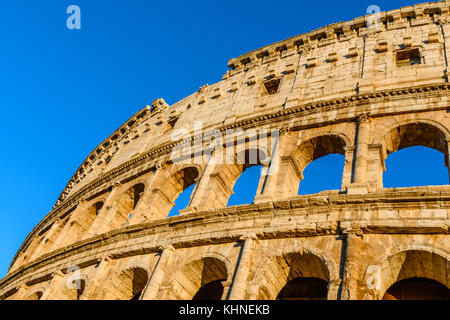 Sonnenuntergang Farben auf das Kolosseum, eine elliptische Amphitheater im Zentrum von Rom, Italien, gebaut aus Beton und Stein, es war das größte Amphitheater der Stockfoto